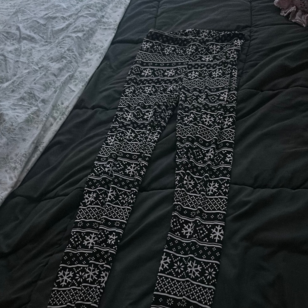 Black and White Snowflake Patterned Leggings
